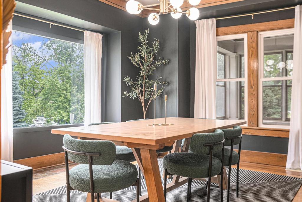 Cozy Boho Retreat Blocks from UNMC, Omaha