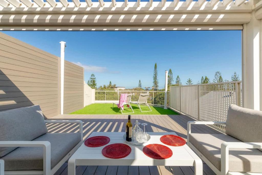 Salt & Sky - Kawana Rooftop Beach Break, Buddina