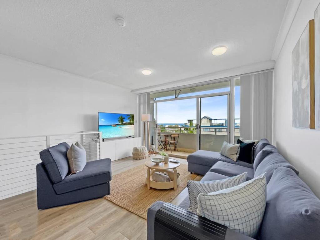 Views by Day Waves at Night, Caloundra