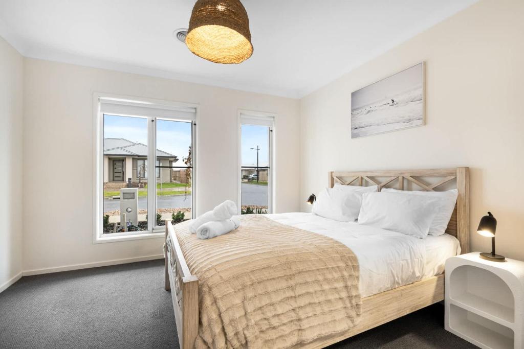 Stylish & Simple 3BR Mount Duneed Home, Mount Duneed