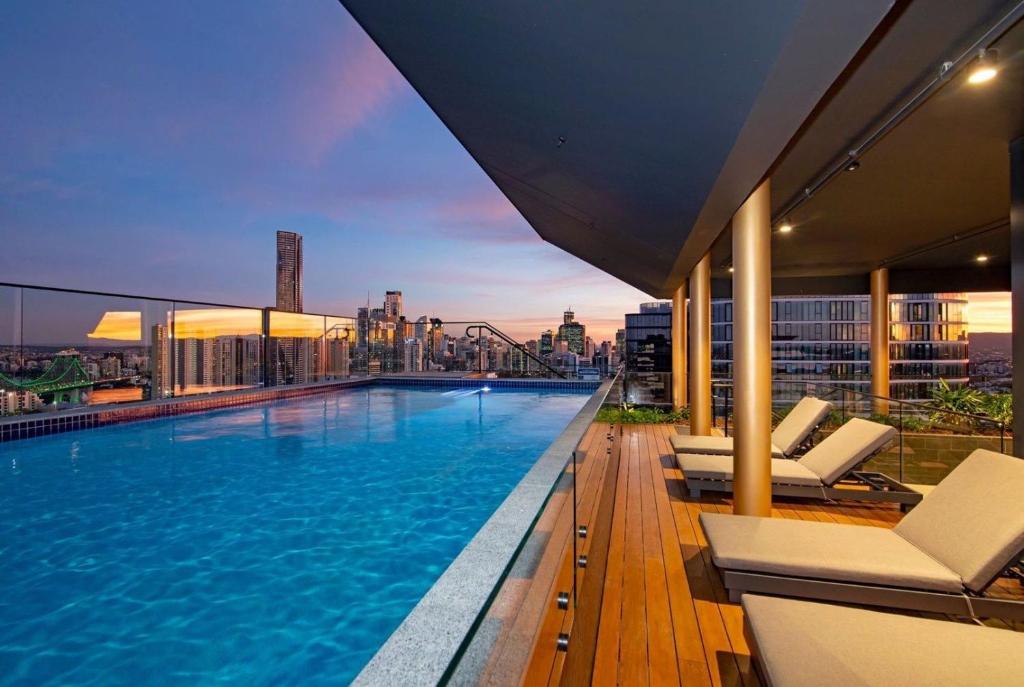Luxe 3BR Apt with City Views, Car Park and Rooftop Pool, Brisbane