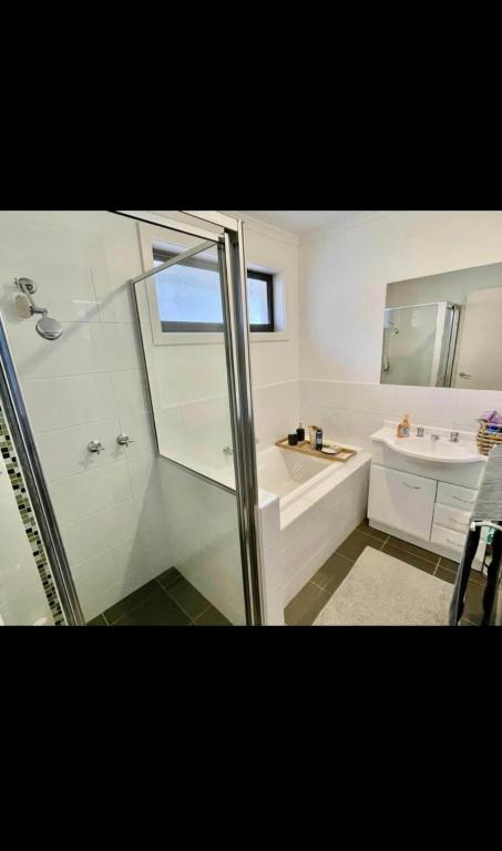 Room in a beautiful home and connected area, Harrison