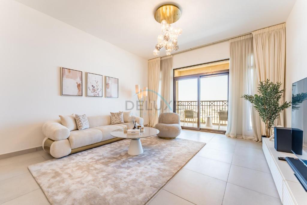Balcony Overlooking Community 2BR with Assistant Room, Minutes Away From the Beach, Madinat Jumeirah Living Rahaal 2, Jumeirah by Deluxe Holiday Homes, Dubaj