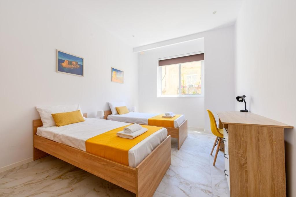 Modern Sliema Flat, Walk to Shops & Bus - Sleeps 3, Sliema