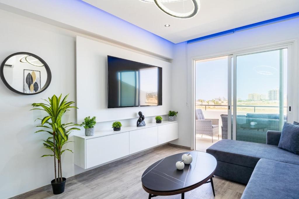 Olympus Stylish 2-BR Apt & Balcony in Larnaca, Larnaka