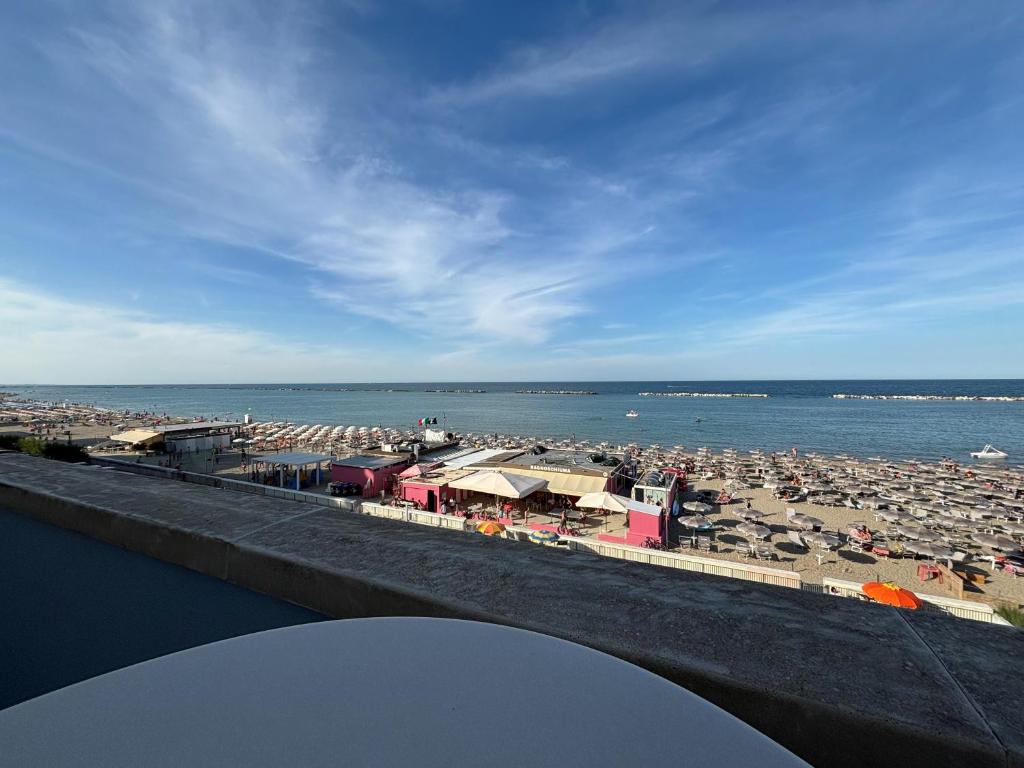 CN018 - Cesenatico, elegante quadrilocale fronte mare con posto auto - 2