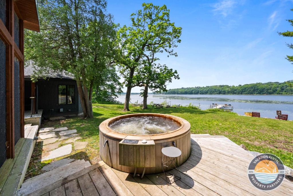 Little Vega on Lake Wandawega, Elkhorn