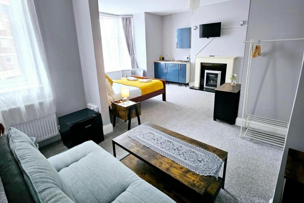 3-Bed Flat SeaView Balcony - Ev22kwh Self Check-in, Southsea