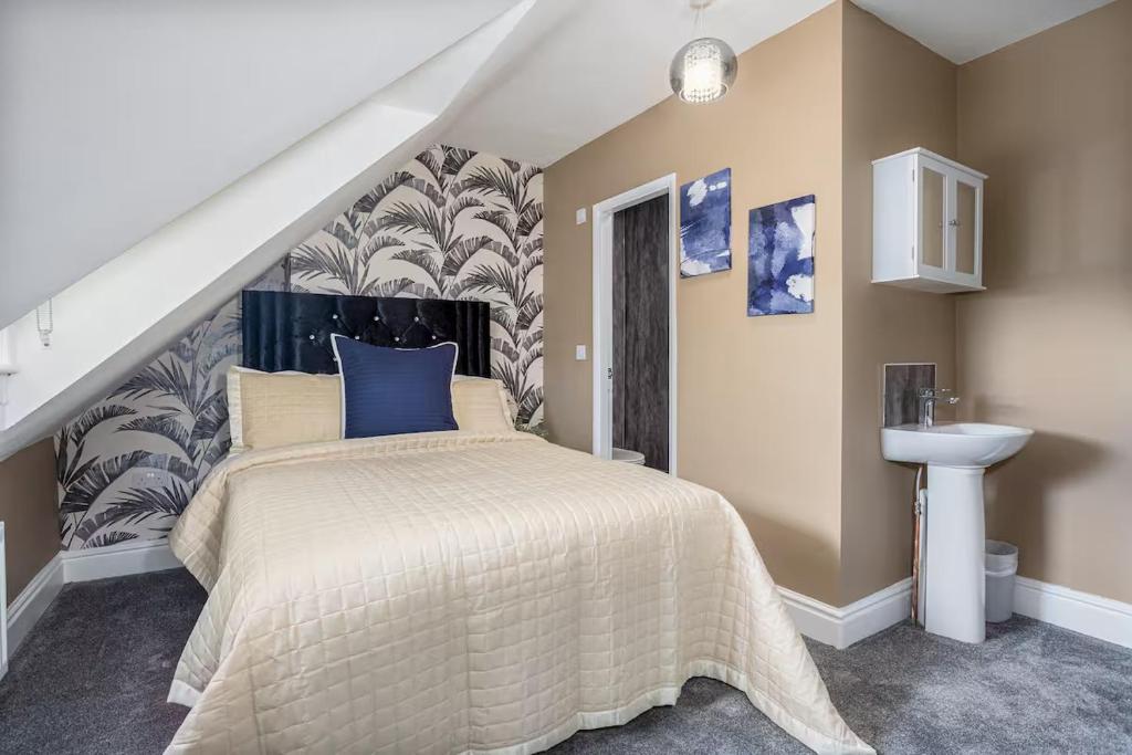 Room 6, 23 Deganwy Avenue, Llandudno