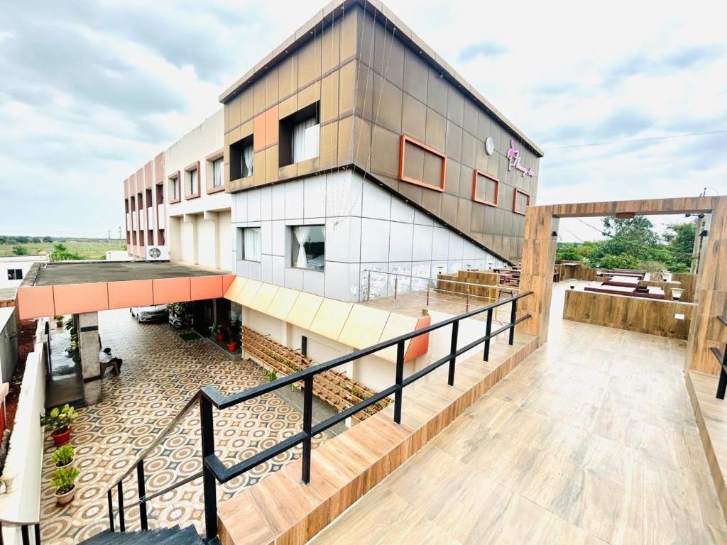 Monarch Express, Sri City, Tada