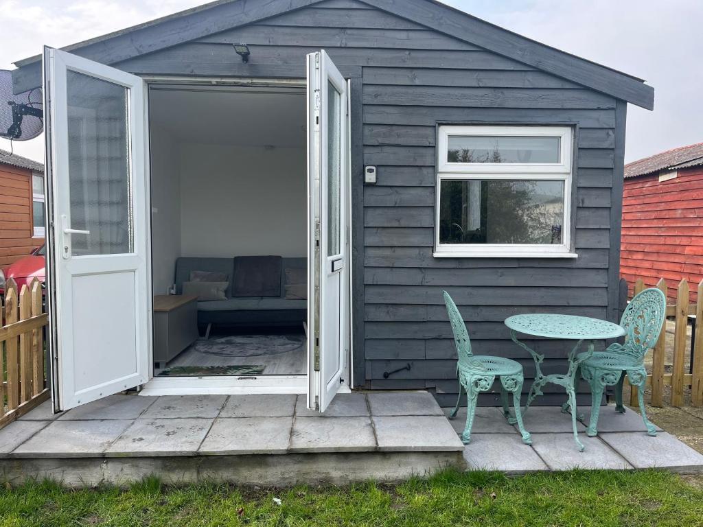 Beachy Vibes and Chill Times 2 bed chalet in Leysdown, Leysdown-on-Sea