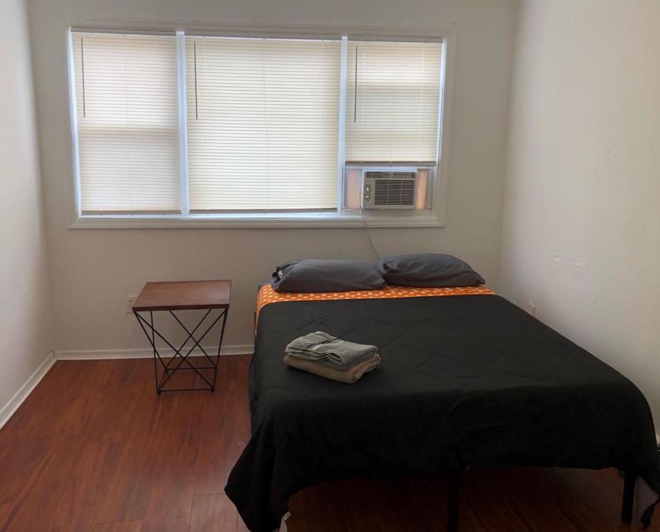 Large and private apartment in convenient area sleeps up to 5 people comfortably, Elizabeth