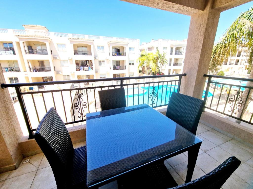 First floor apartment overlooking pool, Pafos