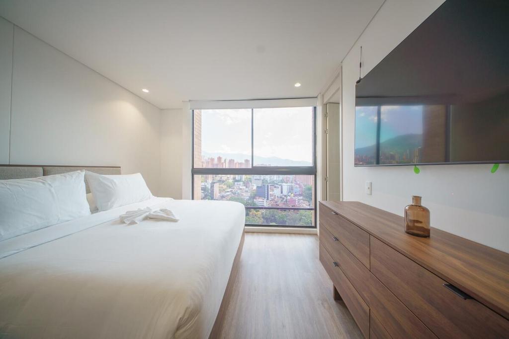 Luxury 2 Bedroom Highrise Apt 5 Min from Provenza - 2