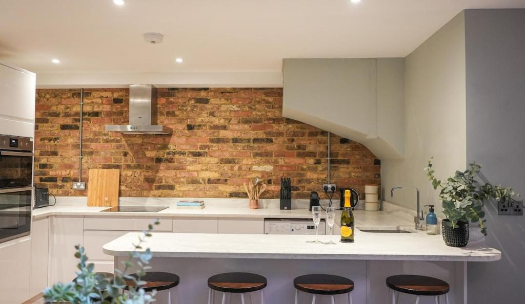 Stunning Brighton Seaside Townhouse - photo 3