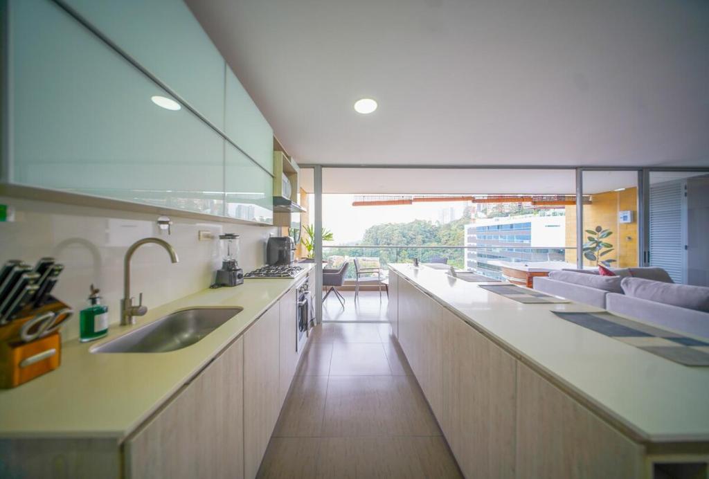 Modern 5 Bedroom w Jacuzzi & Amazing View, Poblado - 2