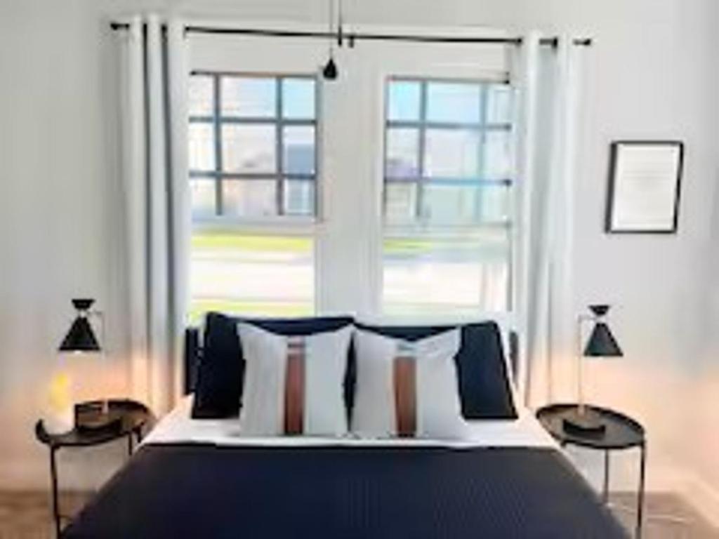 Suite with private access by The Pearl and downtown, San Antonio