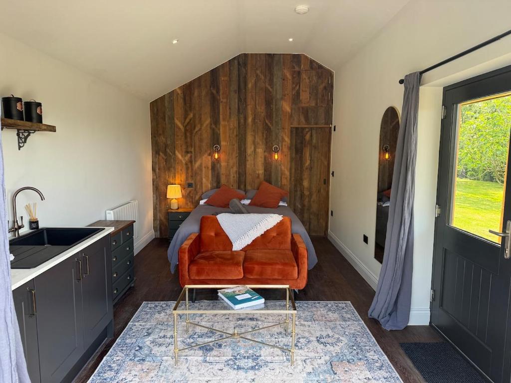 The Cabin at Mandalay Lodge, Medstead