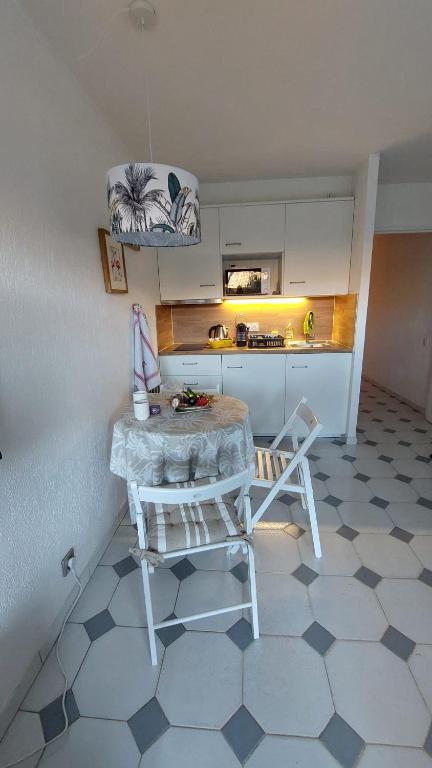 Studio with terrace in the center with AC - 5