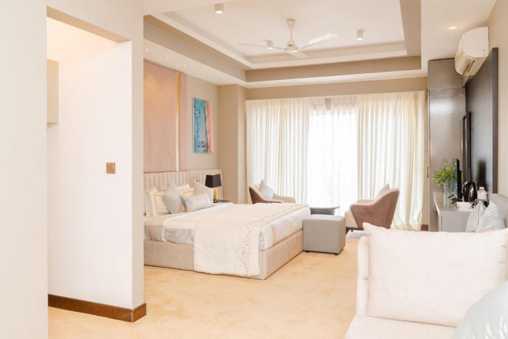 Beachside Studio with King Bed, Rooftop Pool Gym, Negombo