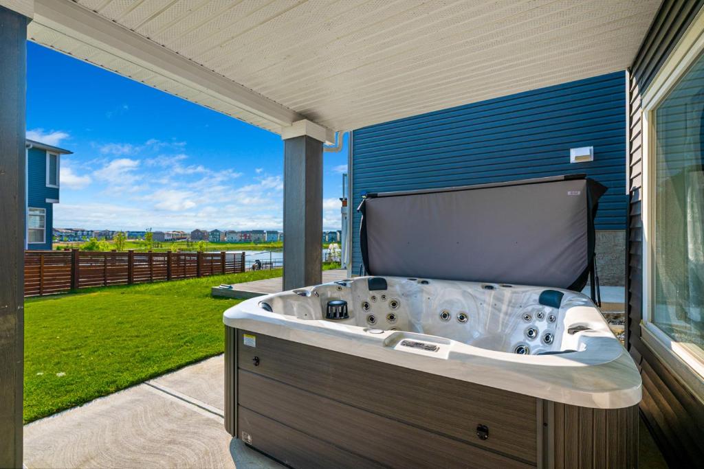 The Ultimate Getaway with Central AC, 3 King Beds, Hot Tub, Pool Table and More, Balzac