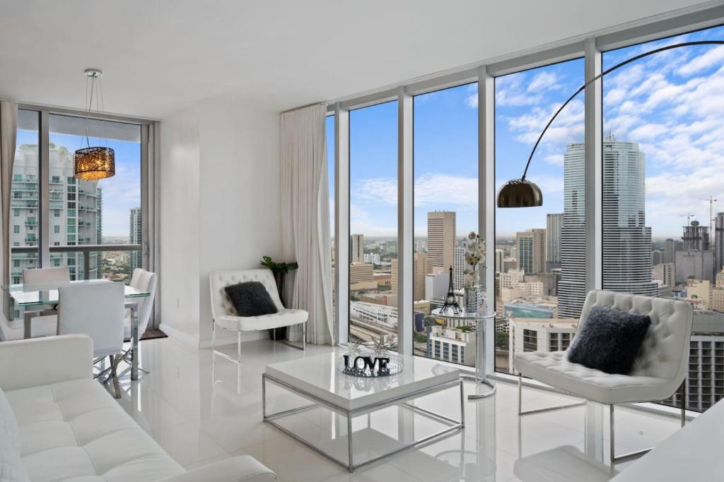 Icon Brickell 2BR Poolside Paradise in the Sky, Miami