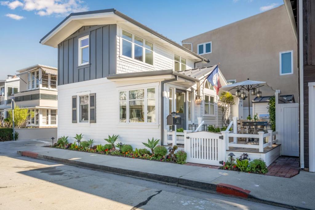 Balboa Island Gem with Patio & Beach Essentials, Newport Beach
