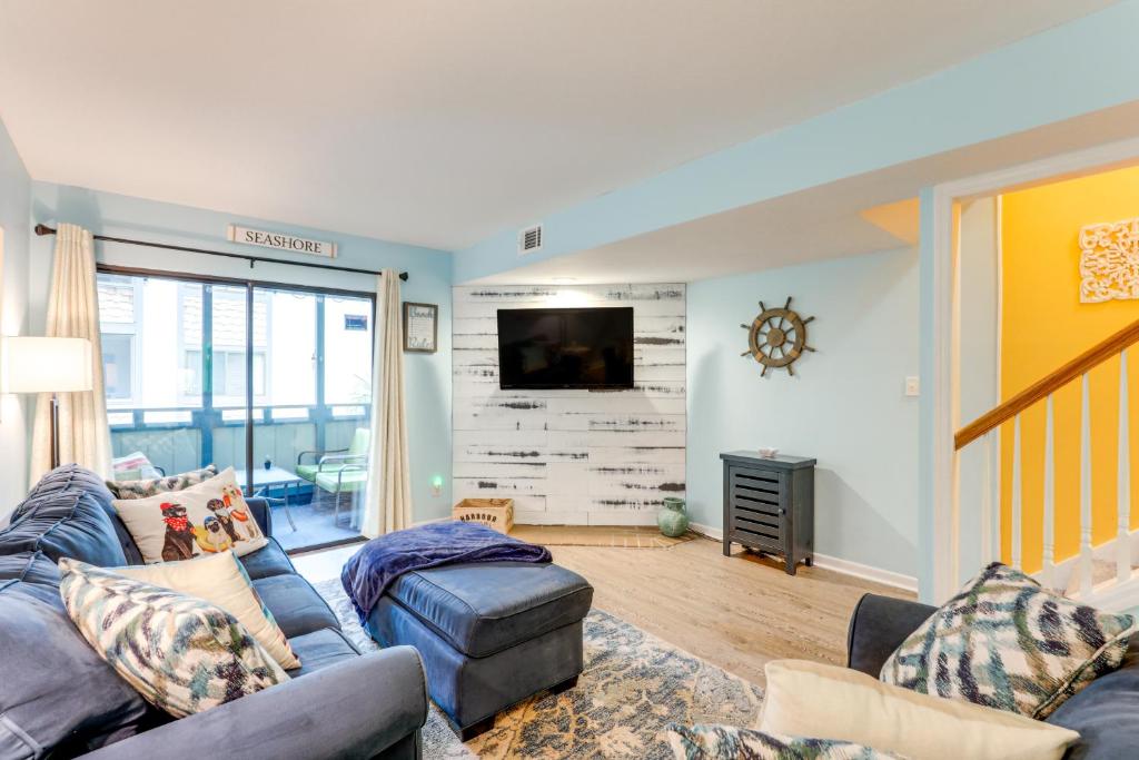 Steps to Shore and Pool Access Myrtle Beach Condo, Myrtle Beach