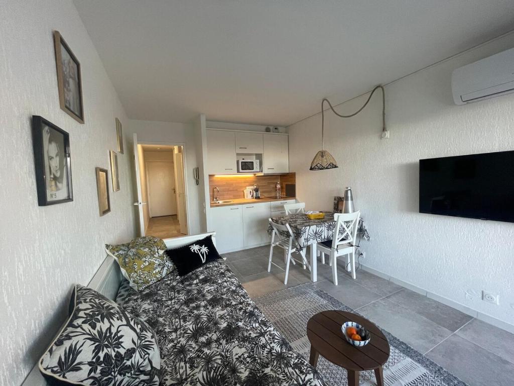 Studio with port view terrace with AC - 4