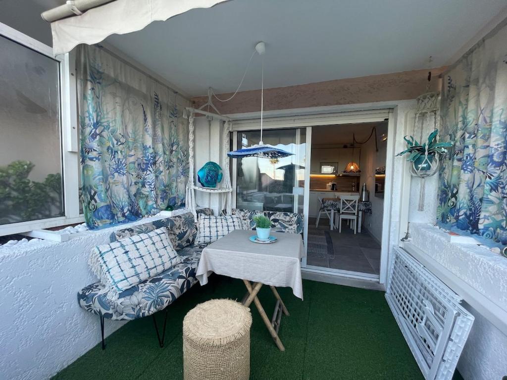Studio with port view terrace with AC - 5