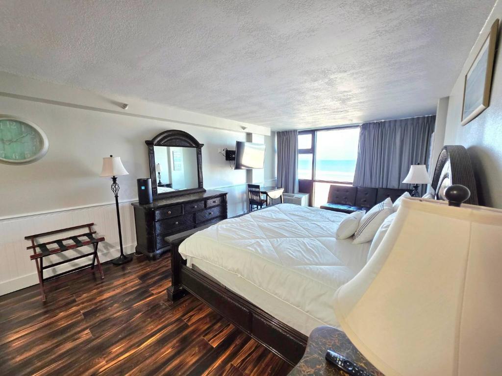 Beachfront Studio fit for a King, Daytona Beach