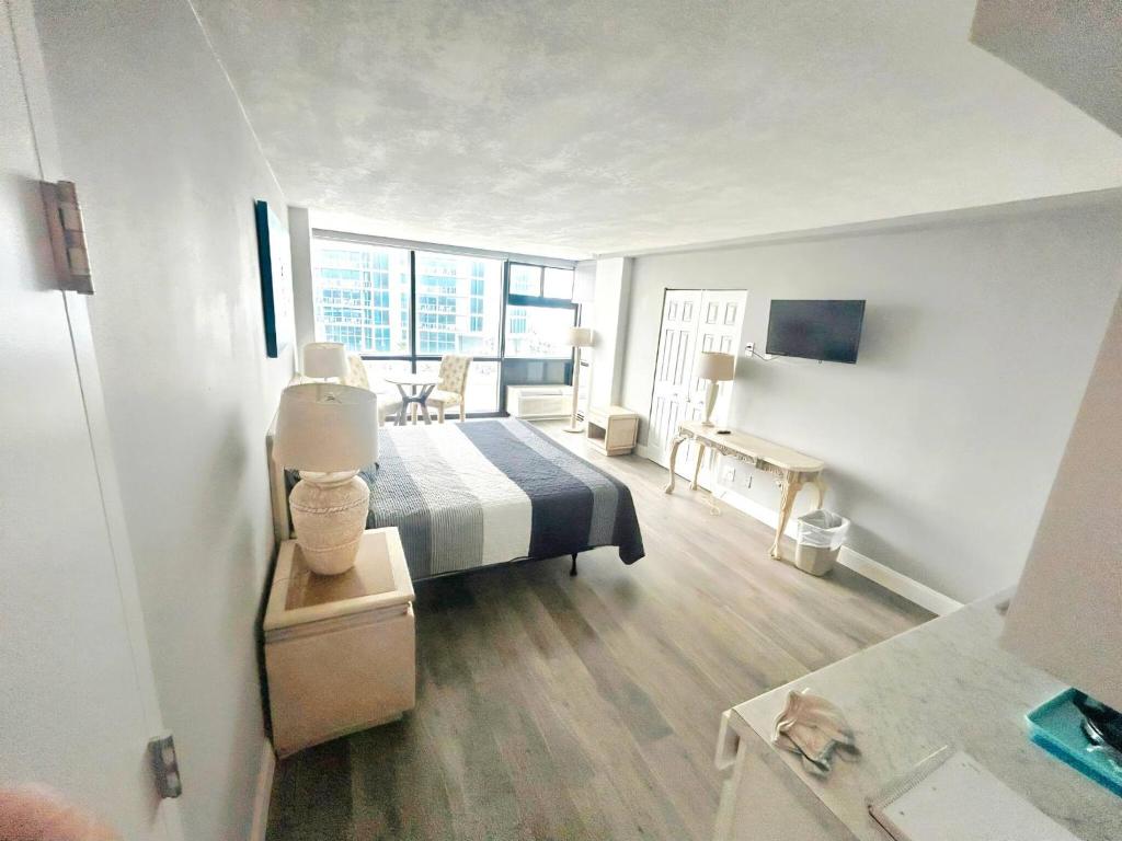 King Deluxe Oceanview w/tiki bar-pool, kitchenette, Daytona Beach