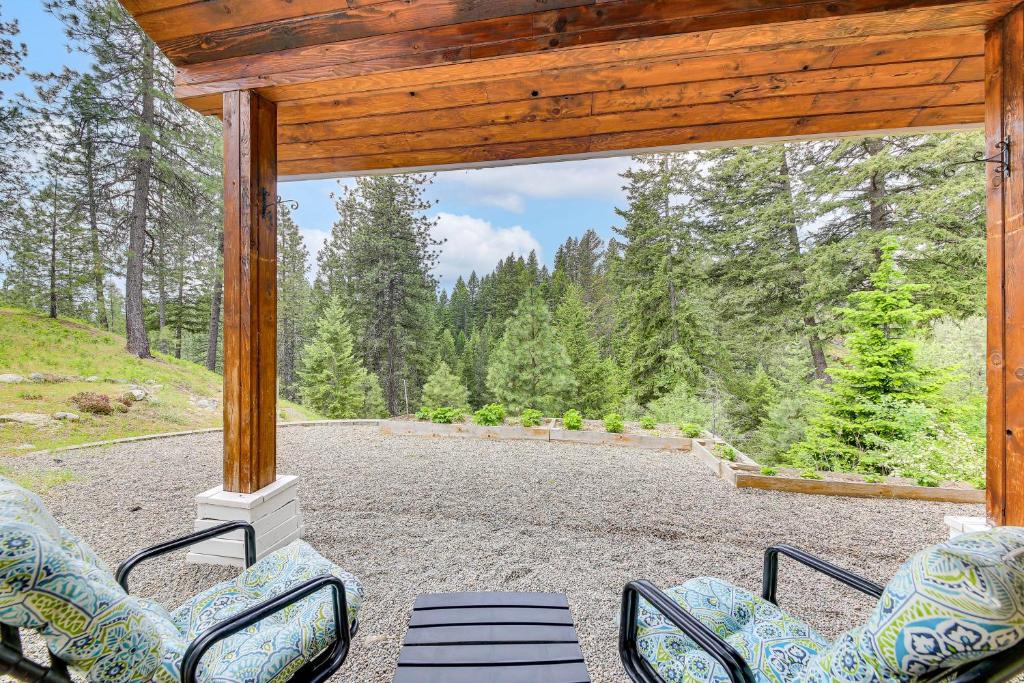 Rustic and Modern Home with Forest Views in Newport!, Newport