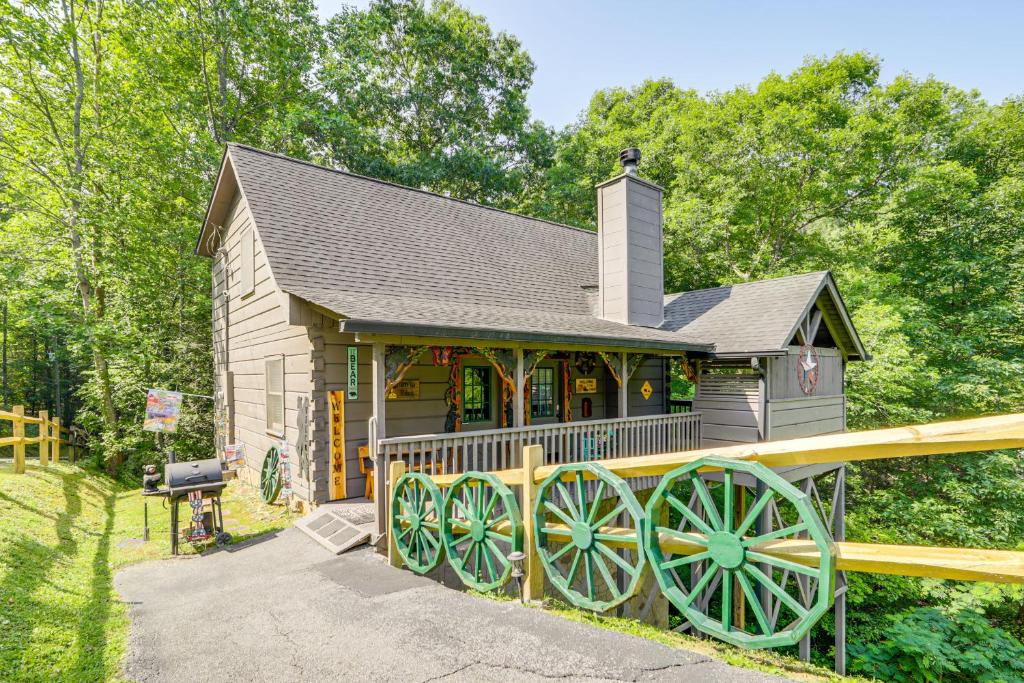 Return to Eden Cabin with Hot Tub 4 Mi to Dollywood, Sevierville