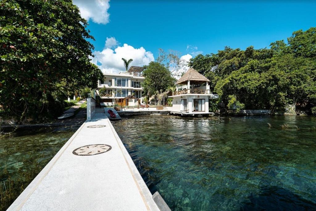 Casa Frente a la Laguna de Bacalar - 1