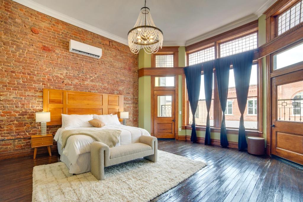 Studio with Private Balcony in Downtown Marshall!, Marshall