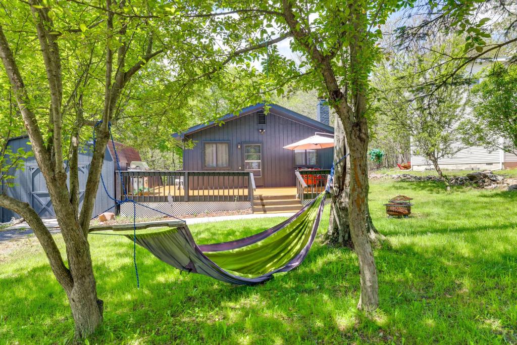 Walk to Lake Carobeth Gem in Pocono Country Place, Tobyhanna