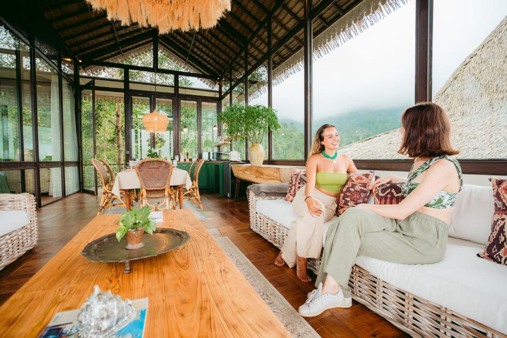 The Little Hill Suite, Munduk