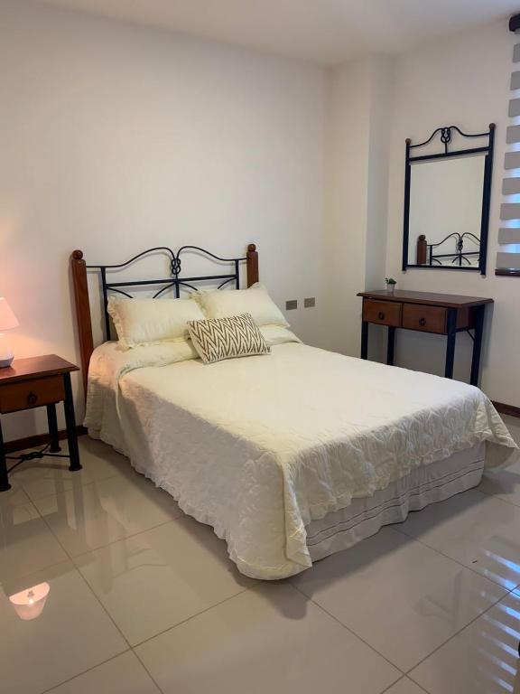 En Equipetrol, dpto de lujo, 2 plazas - 5