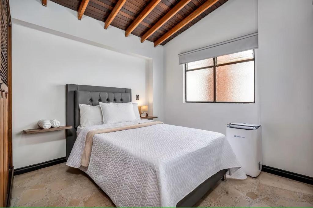Urban 5th floor Living with AC unit 3Bed3bth no elevator 5 guests max - 4