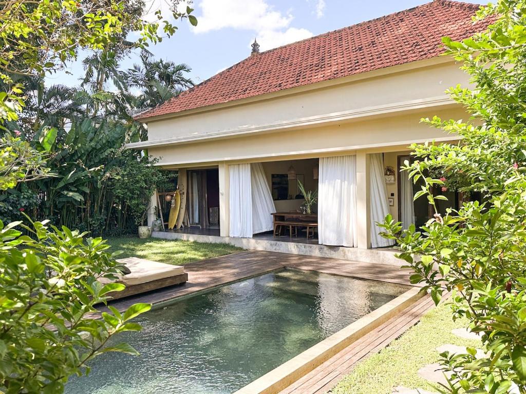 Tropical Escape 2min Walk to Beach and Private Pool, Cemagi