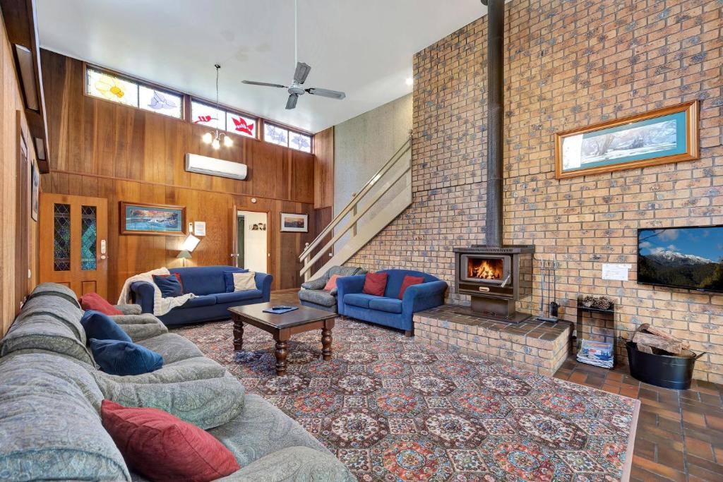 Warrina - Overlooks Ovens River and five minute walk into town, Bright