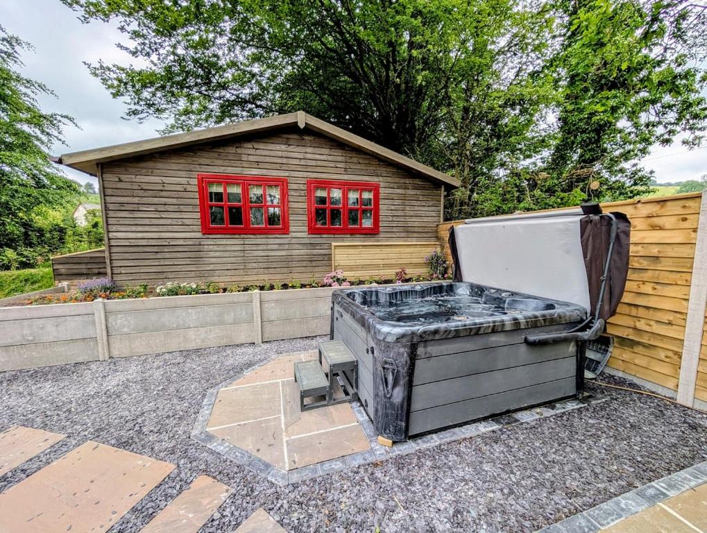 Beech Lodge - 3 Bedroom Chalet With Private Hot Tub, Llanfyrnach