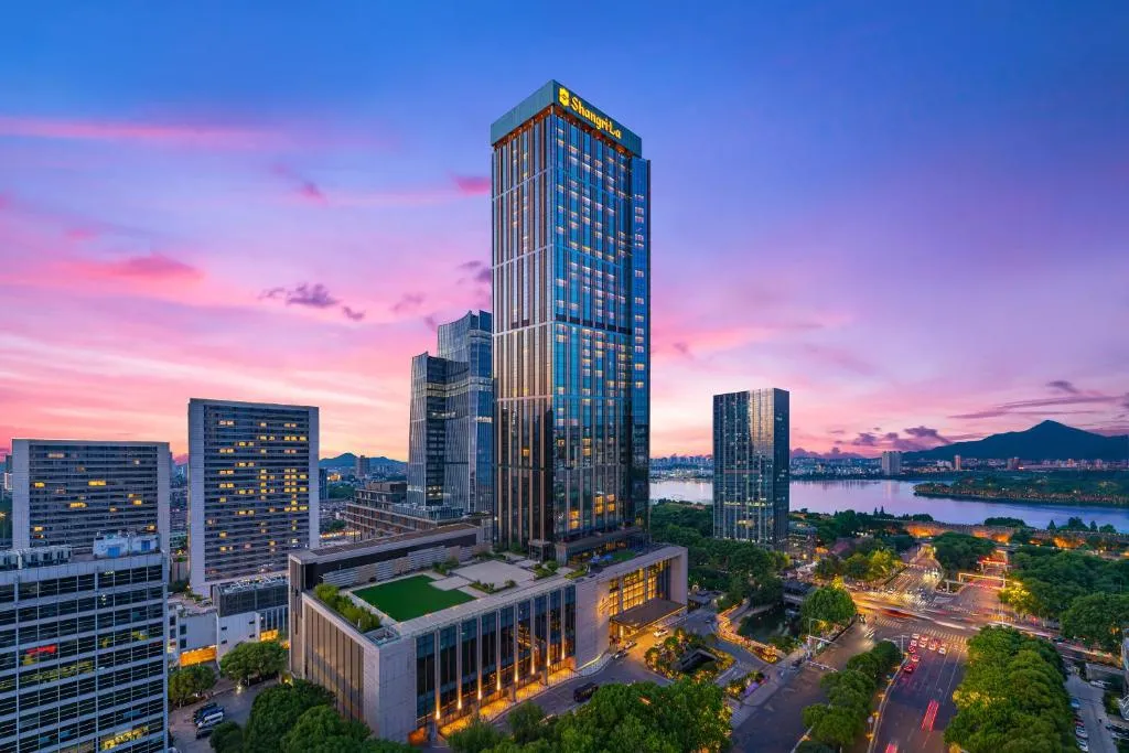 南京香格里拉，位于南京的酒店