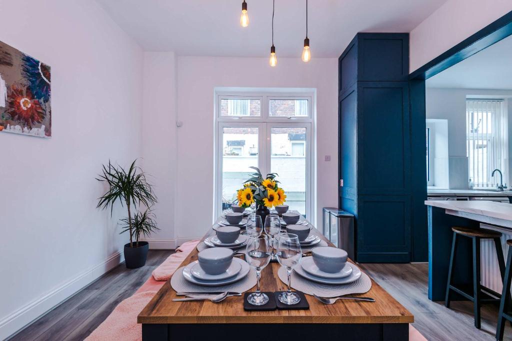 Stunning & Spacious Home by 53 Degrees Property, Sleeps 7 in the heart of Anfield!, Liverpool