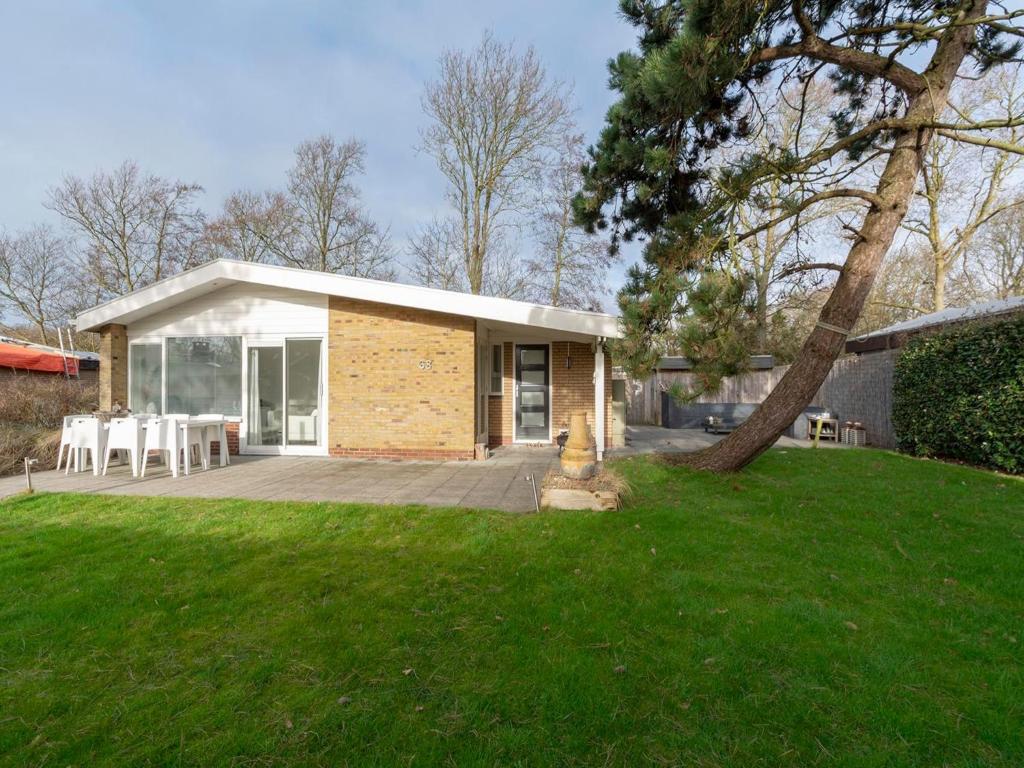 Bungalow in Sint Maartenszee near Beach, Sint Maartensvlotbrug