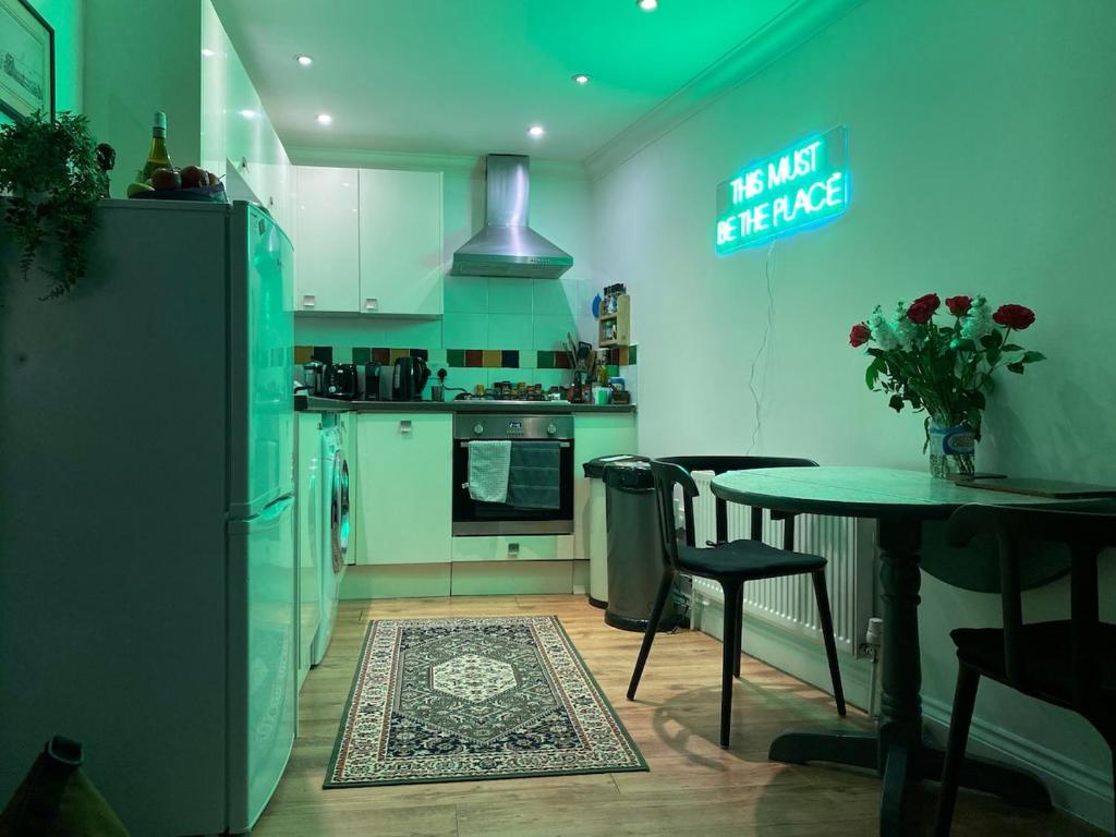 Central 3 Bed Town House - 8mins walk to beach WIFI photo 4
