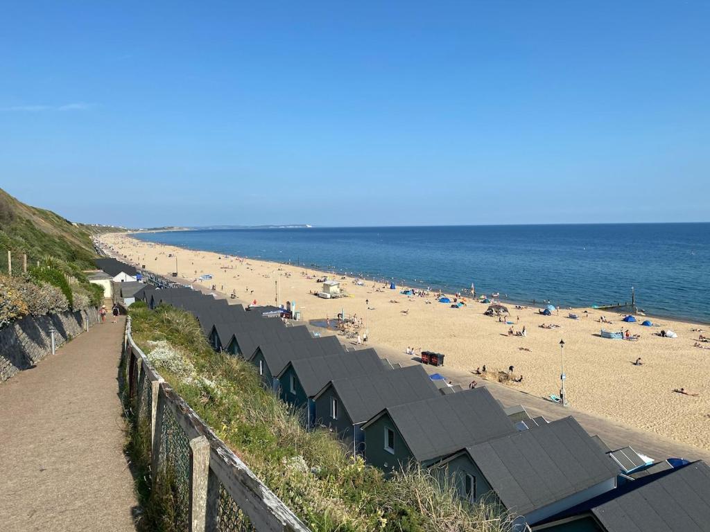 Central 3 Bed Town House - 8mins walk to beach WIFI photo 6