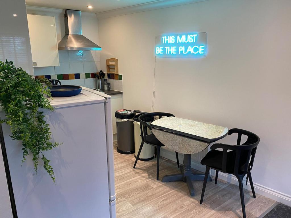 Central 3 Bed Town House - 8mins walk to beach WIFI photo 5