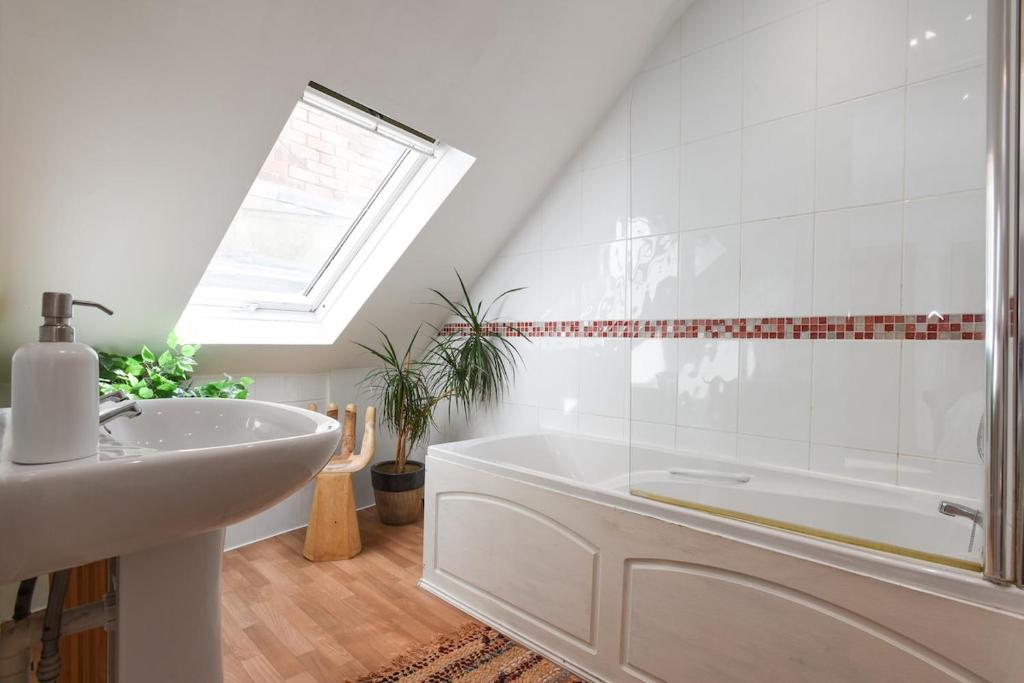 Central 3 Bed Town House - 8mins walk to beach WIFI photo 2